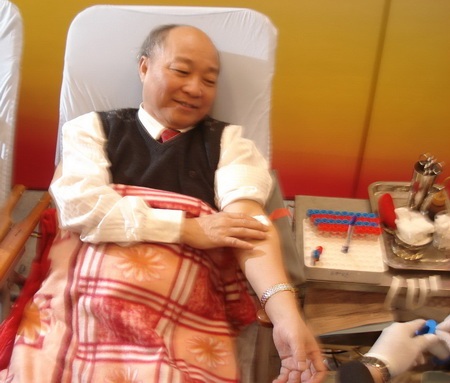 Bộ Trưởng Bộ Y tế sẻ chia giọt máu hồng - 1