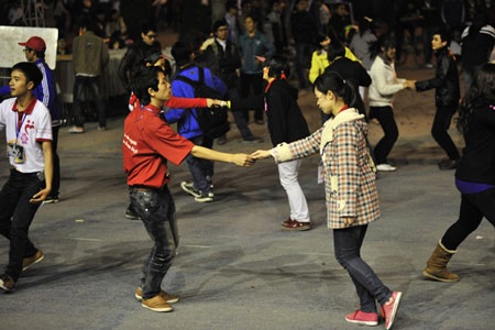 Hàng ngàn sinh viên phấn khích với “Đám cưới mèo” - 13