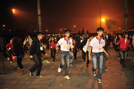 Hàng ngàn sinh viên phấn khích với “Đám cưới mèo” - 12