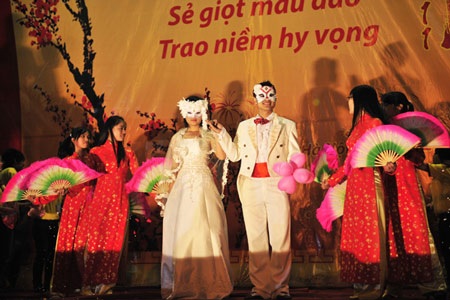 Hàng ngàn sinh viên phấn khích với “Đám cưới mèo” - 1