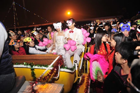 Hàng ngàn sinh viên phấn khích với “Đám cưới mèo” - 4