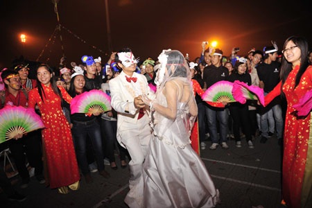 Hàng ngàn sinh viên phấn khích với “Đám cưới mèo” - 5