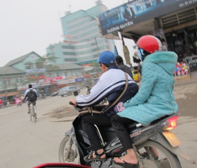 Học sinh thành Vinh "hồn nhiên" đi xe máy tới trường  - 2