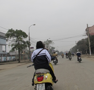 Học sinh thành Vinh "hồn nhiên" đi xe máy tới trường  - 3