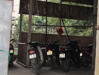 Học sinh thành Vinh "hồn nhiên" đi xe máy tới trường  - 5