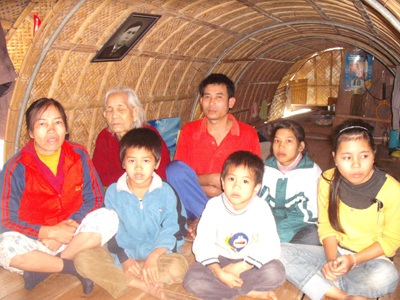 Thuyền nan mong manh và 8 phận người đánh đu với sông nước - 1