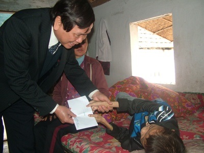 Gần 10 triều đồng đến với gia đình cháu bé mang bệnh hiểm nghèo - 2