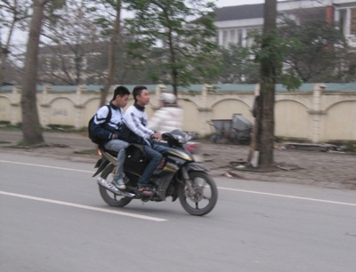 Học sinh thành Vinh "hồn nhiên" đi xe máy tới trường - 1 Học sinh thành Vinh "hồn nhiên" đi xe máy tới trường - 1