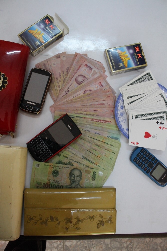 Đà Nẵng: Khởi tố 12 “quý bà” đánh bạc - 1