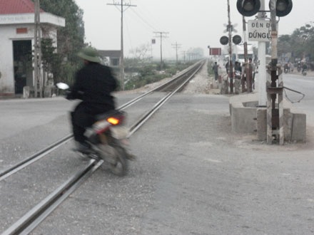 Vội bắt xe khách, thiếu nữ bị tàu hỏa cán chết - 1