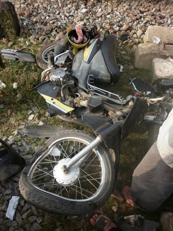 Vội bắt xe khách, thiếu nữ bị tàu hỏa cán chết - 2