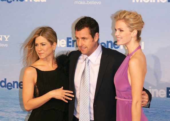 Adam Sandler sánh vai hai kiều nữ quảng cáo phim - 5 Adam Sandler sánh vai hai kiều nữ quảng cáo phim - 5