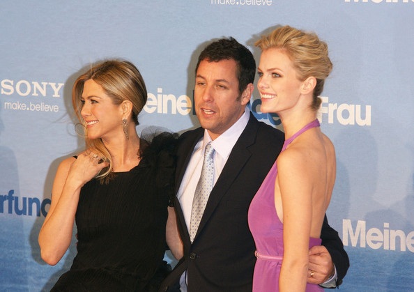 Adam Sandler sánh vai hai kiều nữ quảng cáo phim - 1 Adam Sandler sánh vai hai kiều nữ quảng cáo phim - 1