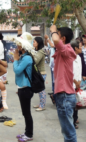 Con trai đi chùa cầu duyên  - 1