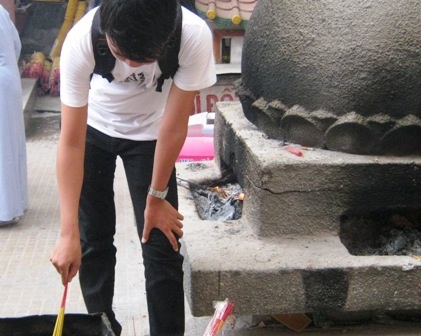 Con trai đi chùa cầu duyên  - 2