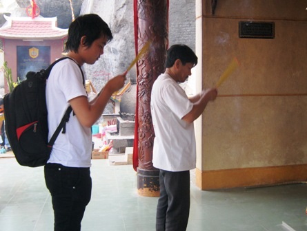 Con trai đi chùa cầu duyên  - 3