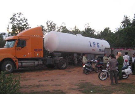 Sang chiết gas lậu ở... nghĩa địa - 1