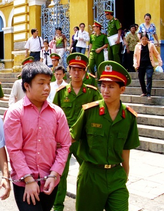 Ngăn chặn đánh nhau trong lớp, một học sinh vào tù - 1