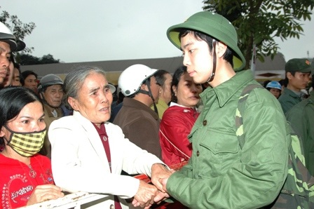 Hàng nghìn thanh niên hào hứng lên đường nhập ngũ  - 2 Hàng nghìn thanh niên hào hứng lên đường nhập ngũ  - 2