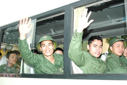 Hàng nghìn thanh niên hào hứng lên đường nhập ngũ  - 3 Hàng nghìn thanh niên hào hứng lên đường nhập ngũ  - 3