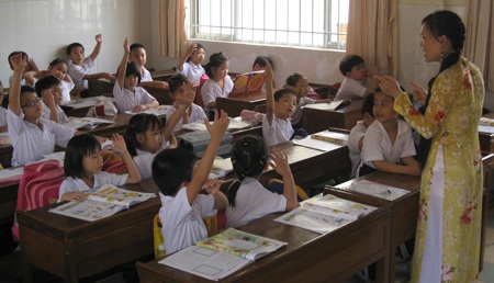 Cần hỗ trợ thêm kinh phí để dạy thí điểm tiếng Anh bậc tiểu học - 1 Cần hỗ trợ thêm kinh phí để dạy thí điểm tiếng Anh bậc tiểu học - 1