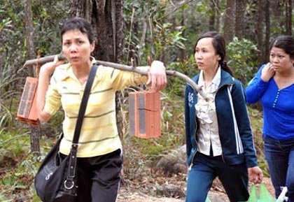 Rủ nhau “cõng” gạch cung tiến xây chùa - 3