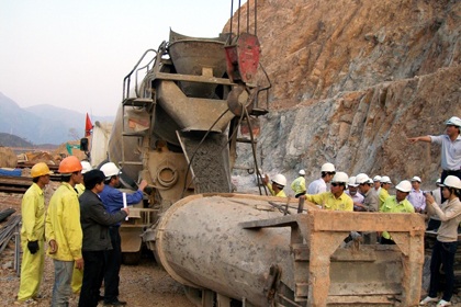 Đổ khối bê tông đầu tiên thi công nhà máy thủy điện Lai Châu - 1