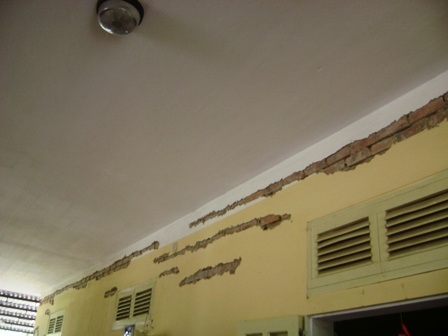 Trẻ mầm non vừa học vừa lo... trường sập - 1