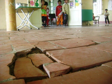 Trẻ mầm non vừa học vừa lo... trường sập - 5