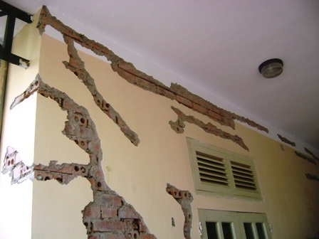 Trẻ mầm non vừa học vừa lo... trường sập - 4