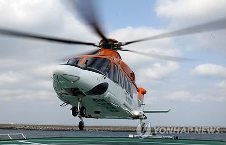 Trực thăng Hàn Quốc đâm xuống biển, 1 người chết, 4 người mất tích - 1