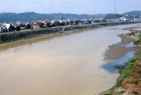 Nước sông Hồng bất ngờ chuyển màu đục ngầu - 1 Nước sông Hồng bất ngờ chuyển màu đục ngầu - 1