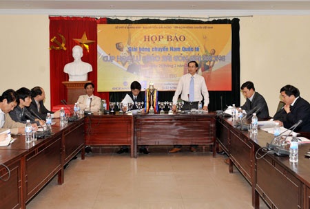 Đội vô địch cúp bóng chuyền Hoa Lư nhận 70 triệu tiền thưởng - 1 Đội vô địch cúp bóng chuyền Hoa Lư nhận 70 triệu tiền thưởng - 1