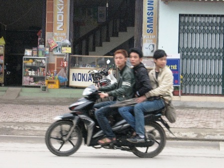 Học sinh Thanh Hóa “phớt lờ” luật giao thông - 1