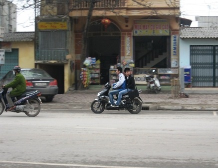 Học sinh Thanh Hóa “phớt lờ” luật giao thông - 3