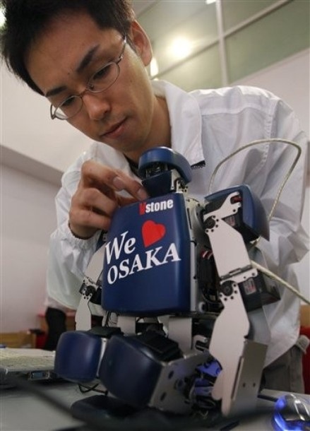 Thi chạy maratông người máy đầu tiên trên thế giới - 3