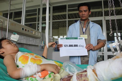 Bé Vũ Quang Huy được bạn đọc ủng hộ hơn 180 triệu đồng - 2 Bé Vũ Quang Huy được bạn đọc ủng hộ hơn 180 triệu đồng - 2