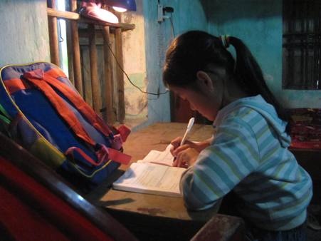 Vai gầy bé bỏng chăm mẹ liệt giường - 3