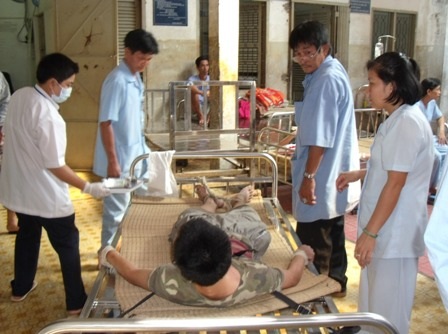 Những bác sĩ có… “thần kinh thép” - 3