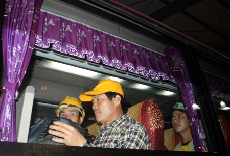 Những lao động Việt đầu tiên trở về từ Libya - 4 Những lao động Việt đầu tiên trở về từ Libya - 4