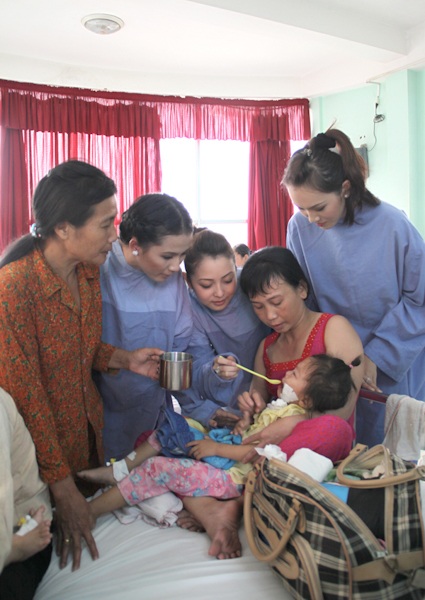 Hoa hậu Jennifer Phạm làm... bác sĩ? - 5