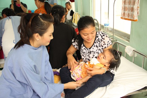 Hoa hậu Jennifer Phạm làm... bác sĩ? - 6