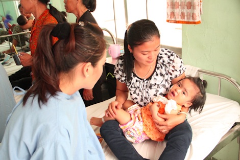 Hoa hậu Jennifer Phạm làm... bác sĩ? - 7