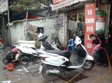 “Đua nhau” tăng giá theo xăng dầu - 1