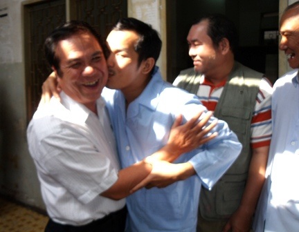 Những bác sĩ có… “thần kinh thép” - 1