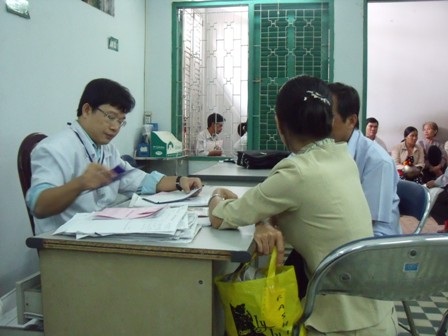 Những bác sĩ có… “thần kinh thép” - 2