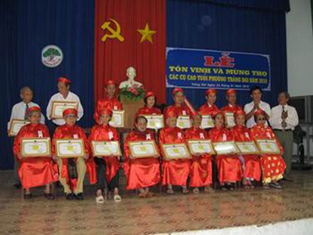 Người cao tuổi 100 tuổi được Chủ tịch nước chúc thọ và tặng quà - 1 Người cao tuổi 100 tuổi được Chủ tịch nước chúc thọ và tặng quà - 1