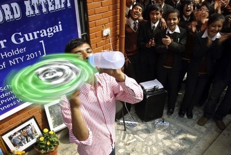 Xoay cuốn sách trên đầu ngón tay suốt 30 phút - 3