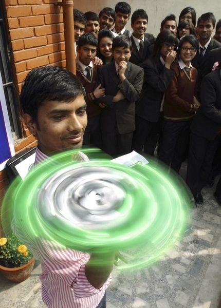 Xoay cuốn sách trên đầu ngón tay suốt 30 phút - 2