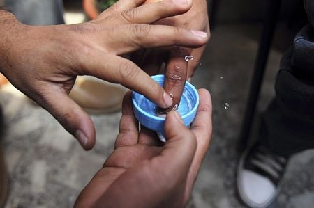 Xoay cuốn sách trên đầu ngón tay suốt 30 phút - 4